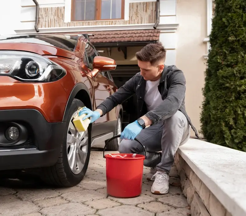 Lavage auto à domicile Praz-sur-Arly : professionnel intervenant sur un véhicule